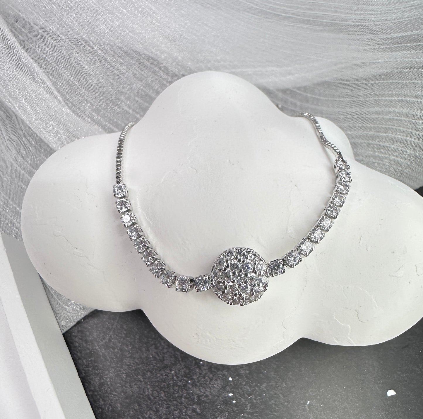 One Size Fits All: The Radiant Lumina Disc Bracelet
