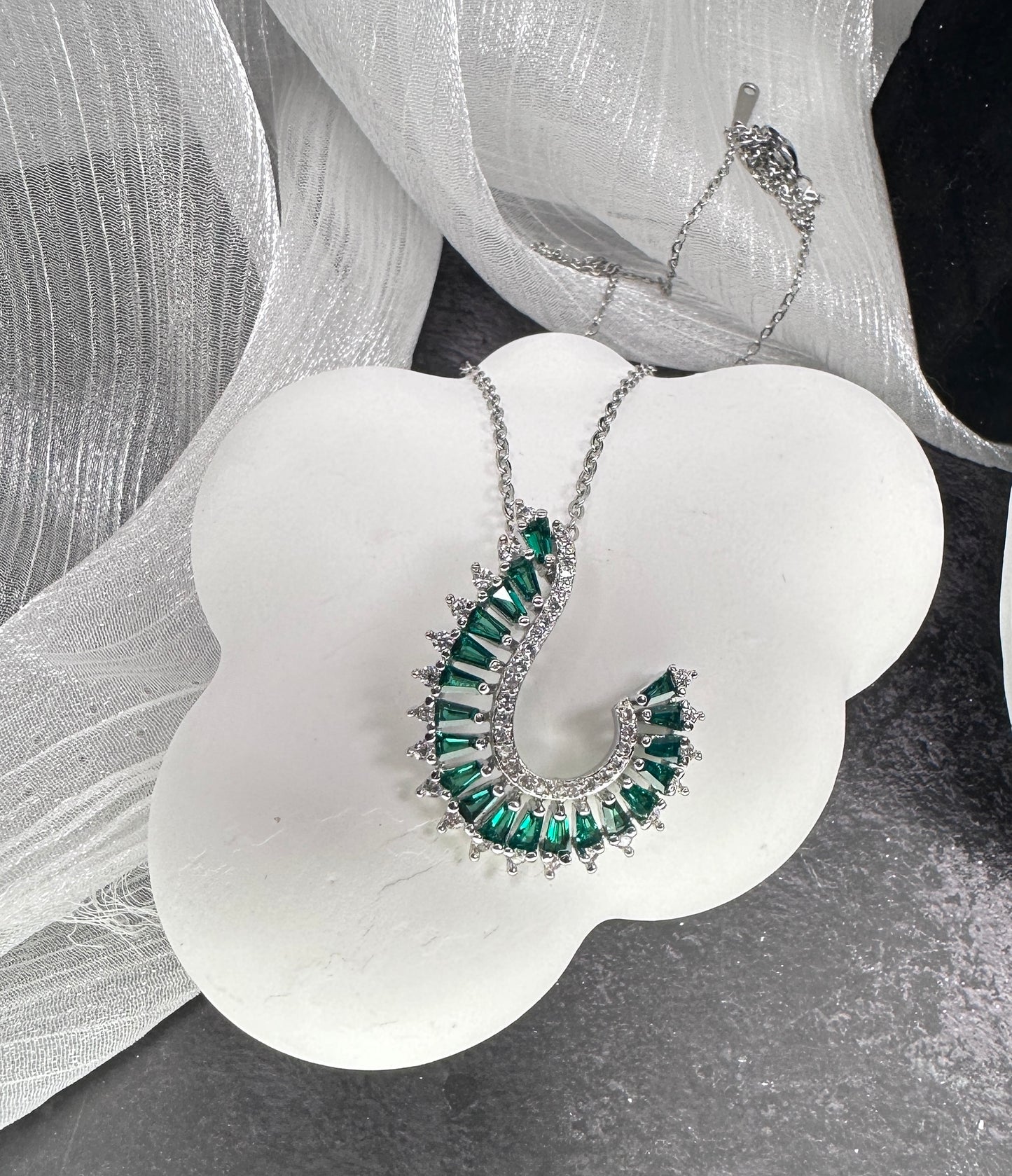 Verdant Curve Jewelry Set (Gift Box Included)| Necklace & Earrings Gift Box | DN-DS | Luxury Gift-Ready Jewelry Set