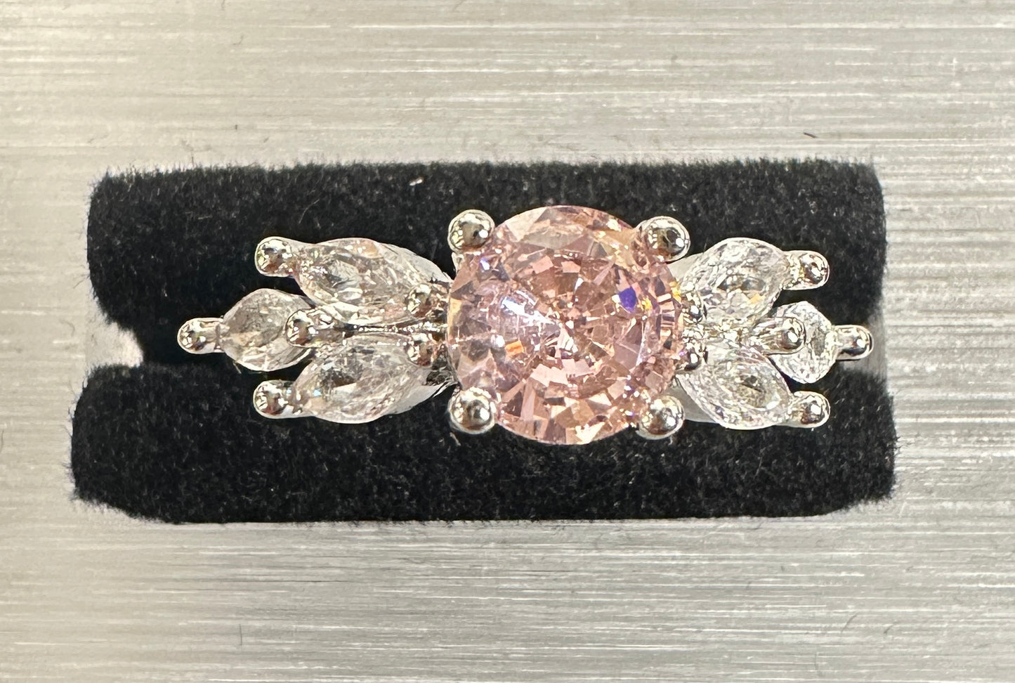 Zeo Grove Adjustable Ring | Leaf-Accent Four Prong Setting