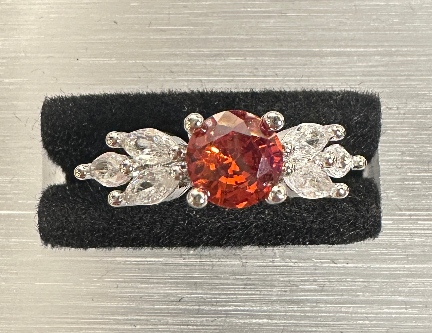 Zeo Grove Adjustable Ring | Leaf-Accent Four Prong Setting