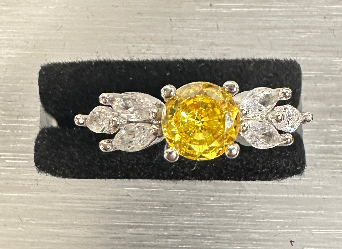 Zeo Grove Adjustable Ring | Leaf-Accent Four Prong Setting