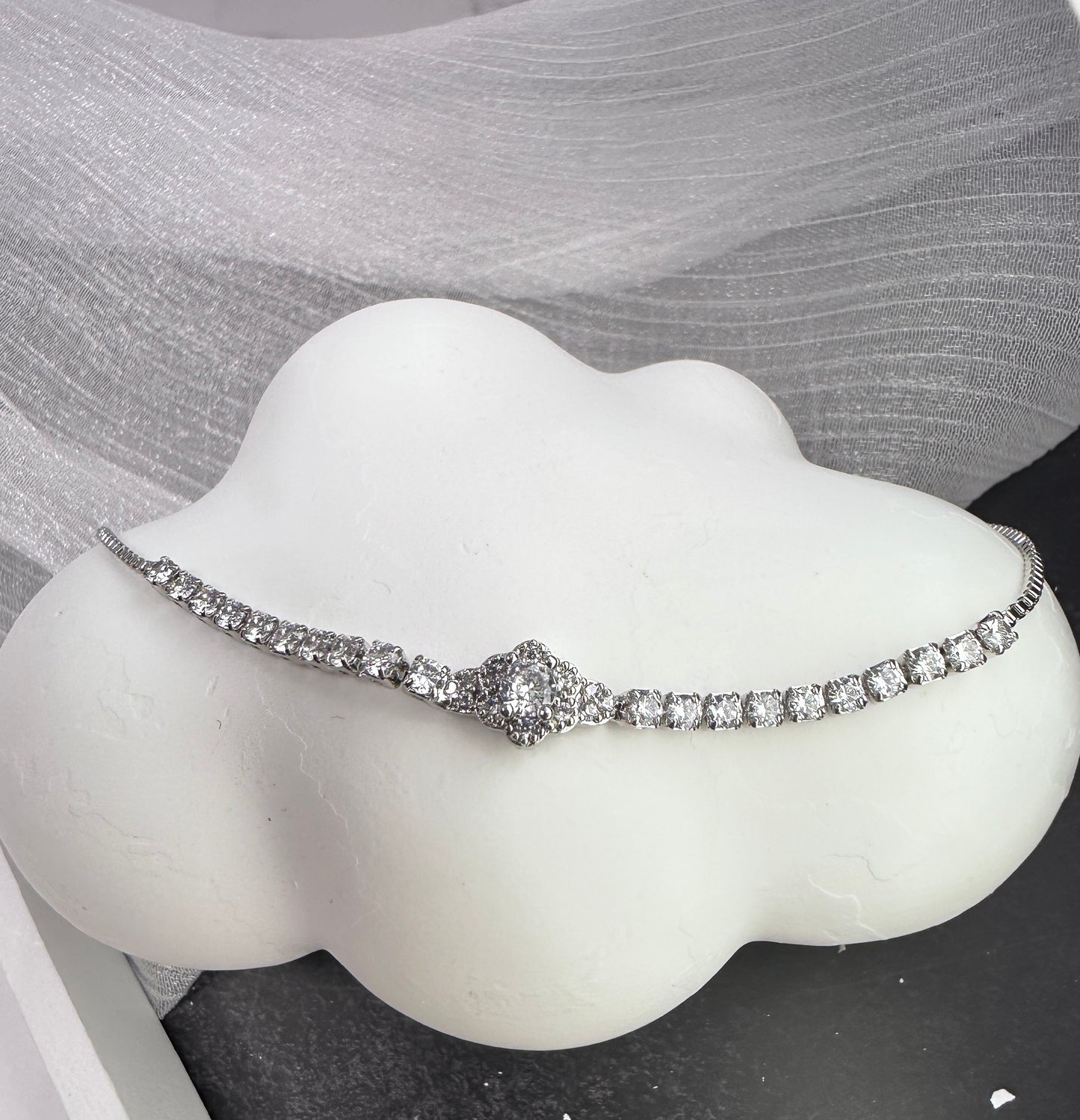 Six-Petal Flower Adjustable Radiant Stone Bracelet ｜ One Size Fits All