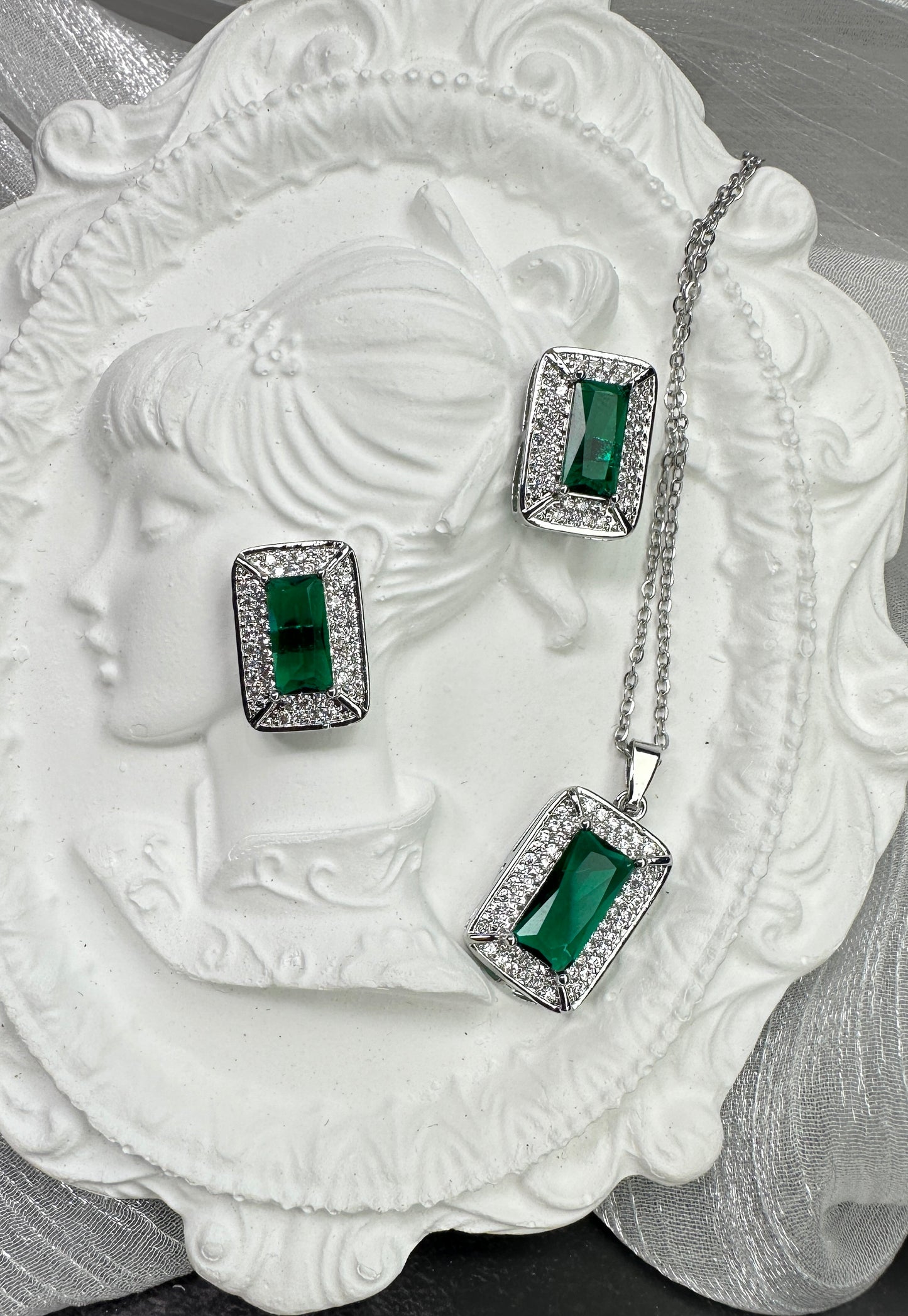 Green Cluster Jewelry Set (Gift Box Included)| Necklace & Earrings Gift Box | DN-DS | Luxury Gift-Ready Jewelry Set