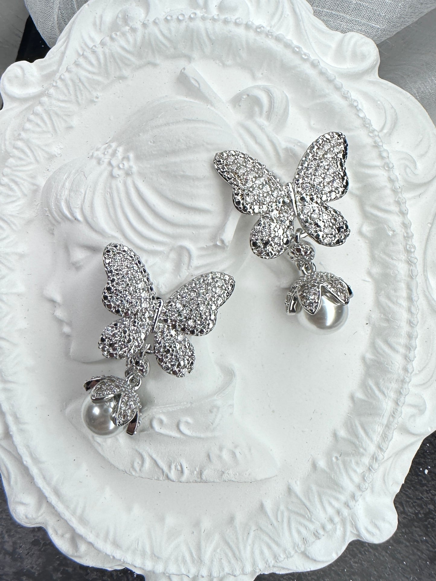 Radiant Butterfly & Vegan Pearl Jewelry Set (Gift Box Included)| Necklace & Earrings Gift Box | DN-DS | Luxury Gift-Ready Jewelry Set