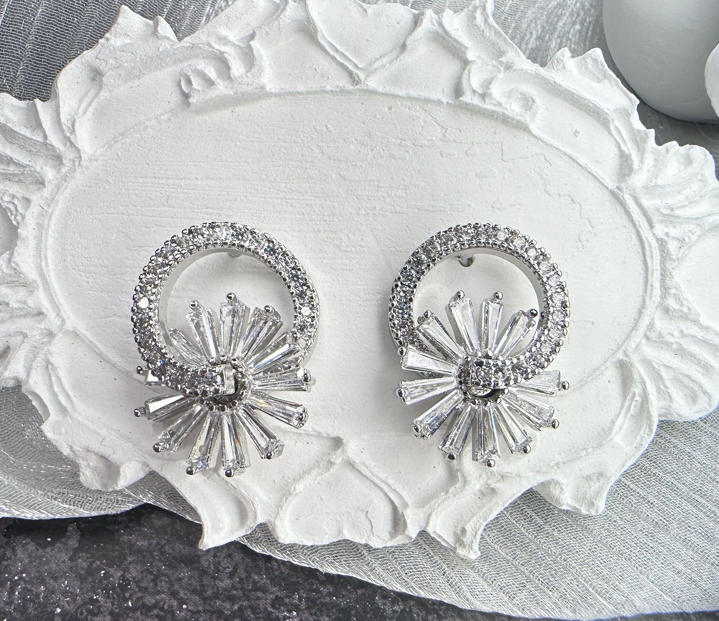 Asymmetric Flare & Hoop Jewelry Set (Gift Box Included)| Necklace & Earrings Gift Box | DN-DS | Luxury Gift-Ready Jewelry Set
