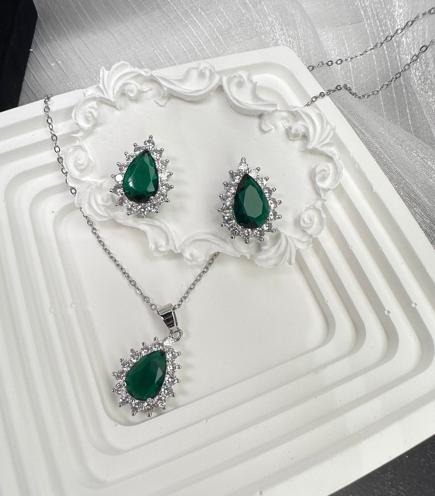 Teardrop Halo Jewelry Set - Green (Gift Box Included)| Necklace & Earrings Gift Box | DN-DS | Luxury Gift-Ready Jewelry Set