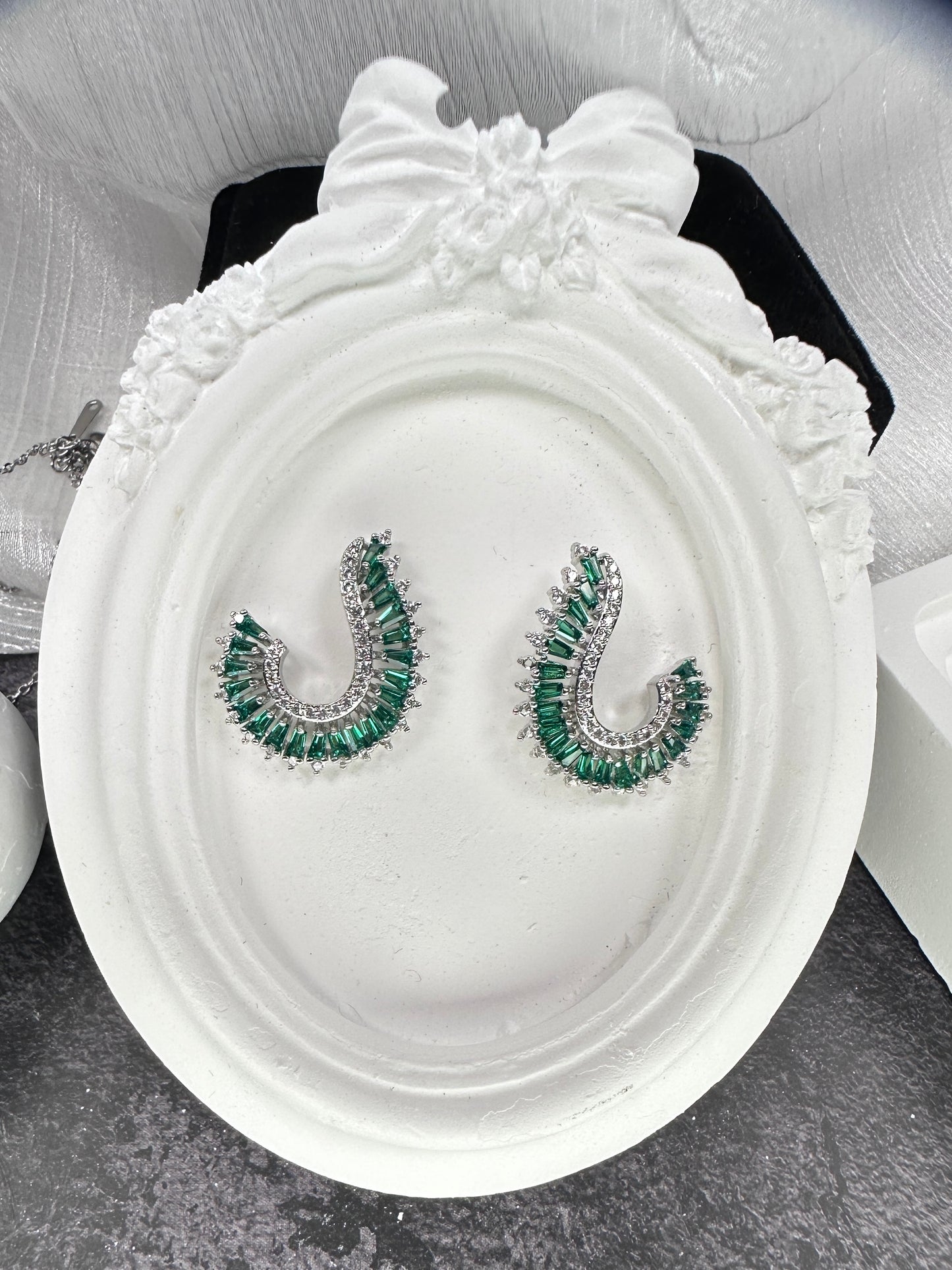 Verdant Curve Jewelry Set (Gift Box Included)| Necklace & Earrings Gift Box | DN-DS | Luxury Gift-Ready Jewelry Set