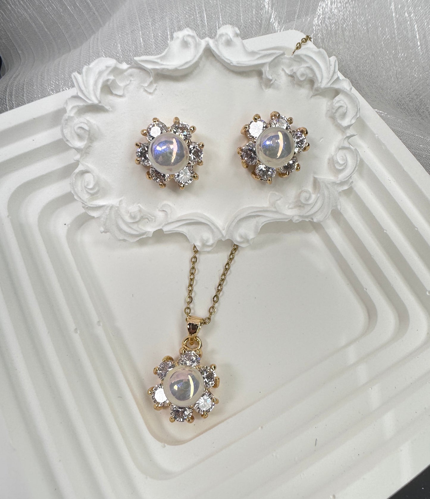 Luminous Aura Sunburst Jewelry Set (Gift Box Included)| Necklace & Earrings Gift Box | DN-DS | Luxury Gift-Ready Jewelry Set