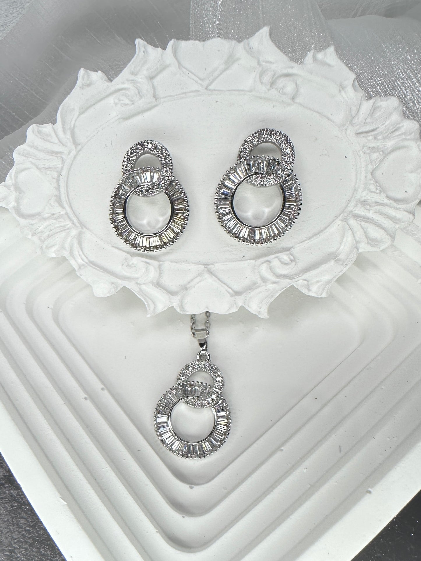 Eternal Interlocking Circle Jewelry Set (Gift Box Included)| Necklace & Earrings Gift Box | DN-DS | Luxury Gift-Ready Jewelry Set