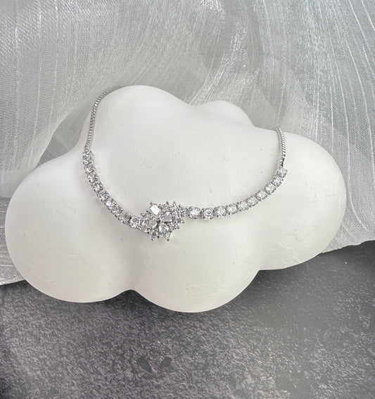 Four-Petal Blossom: Radiant Stone Adjustable Bracelet