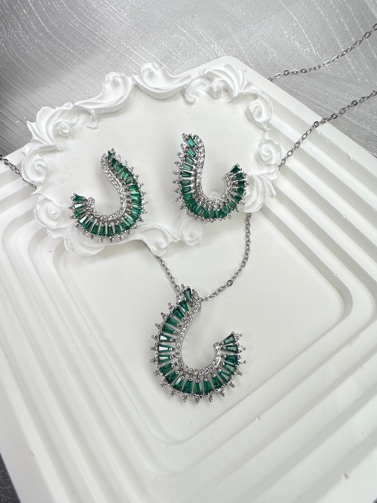 Verdant Curve Jewelry Set (Gift Box Included)| Necklace & Earrings Gift Box | DN-DS | Luxury Gift-Ready Jewelry Set