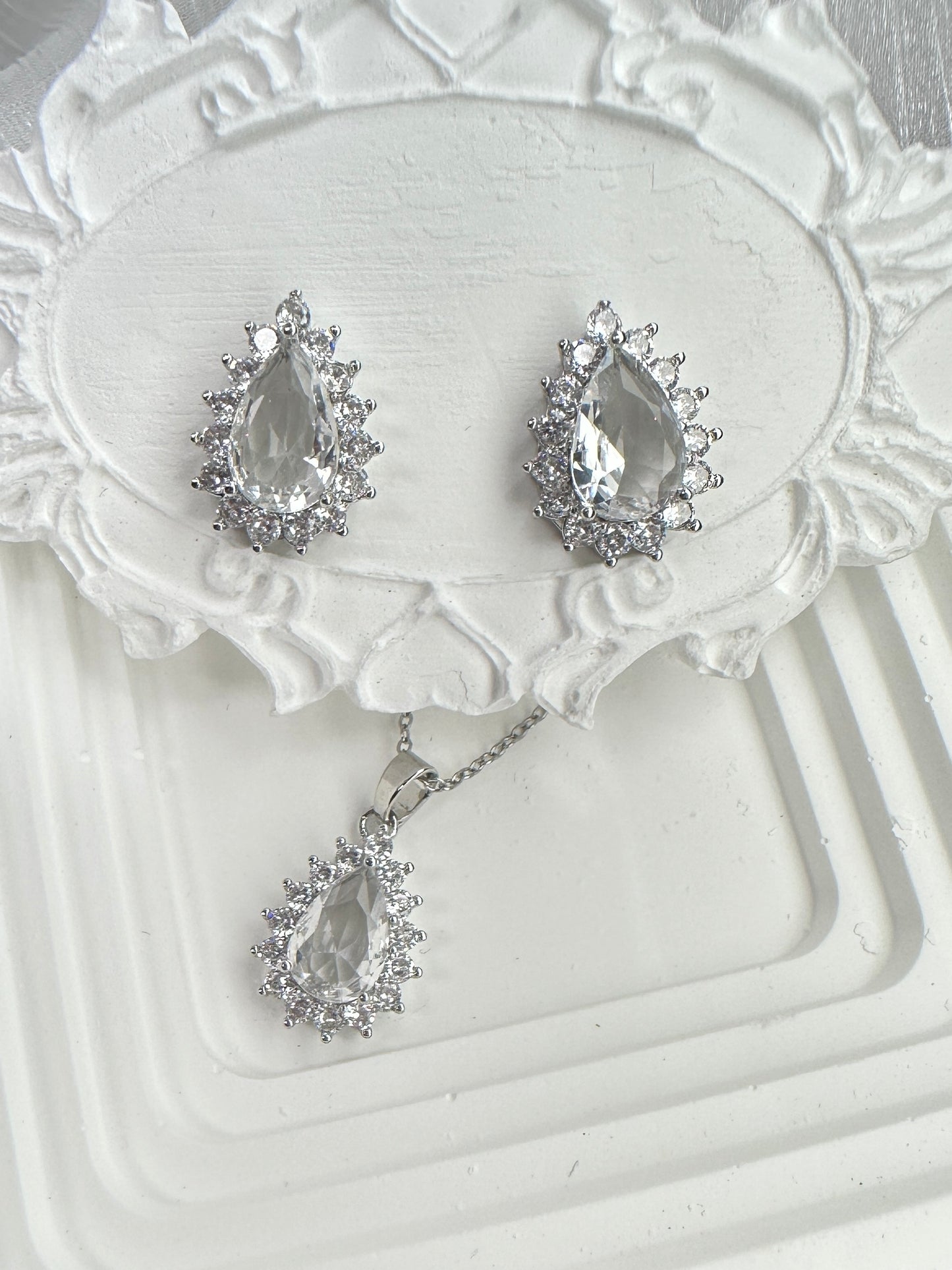 Eternal Pear-Cut Halo Radiance Jewelry Set (Gift Box Included)| Necklace & Earrings Gift Box | DN-DS | Luxury Gift-Ready Jewelry Set