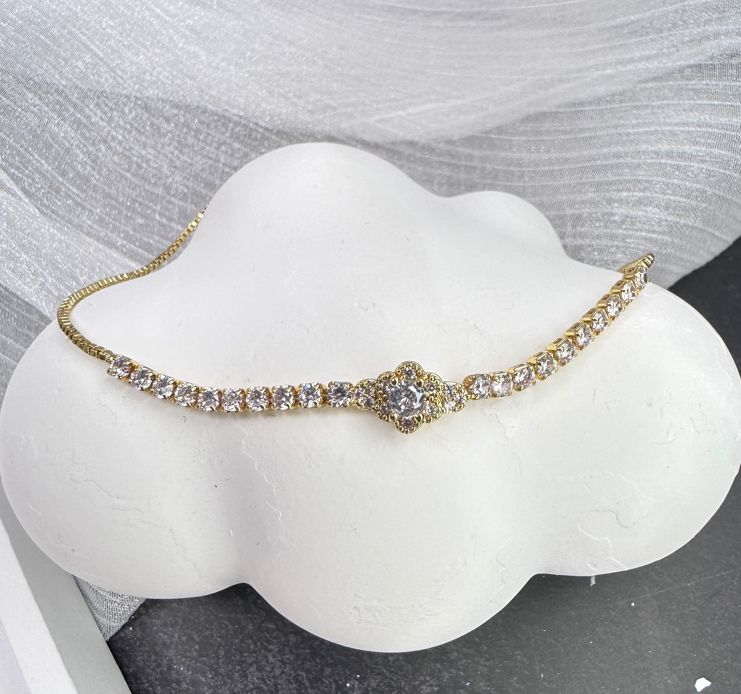Six-Petal Flower Adjustable Radiant Stone Bracelet ｜ One Size Fits All